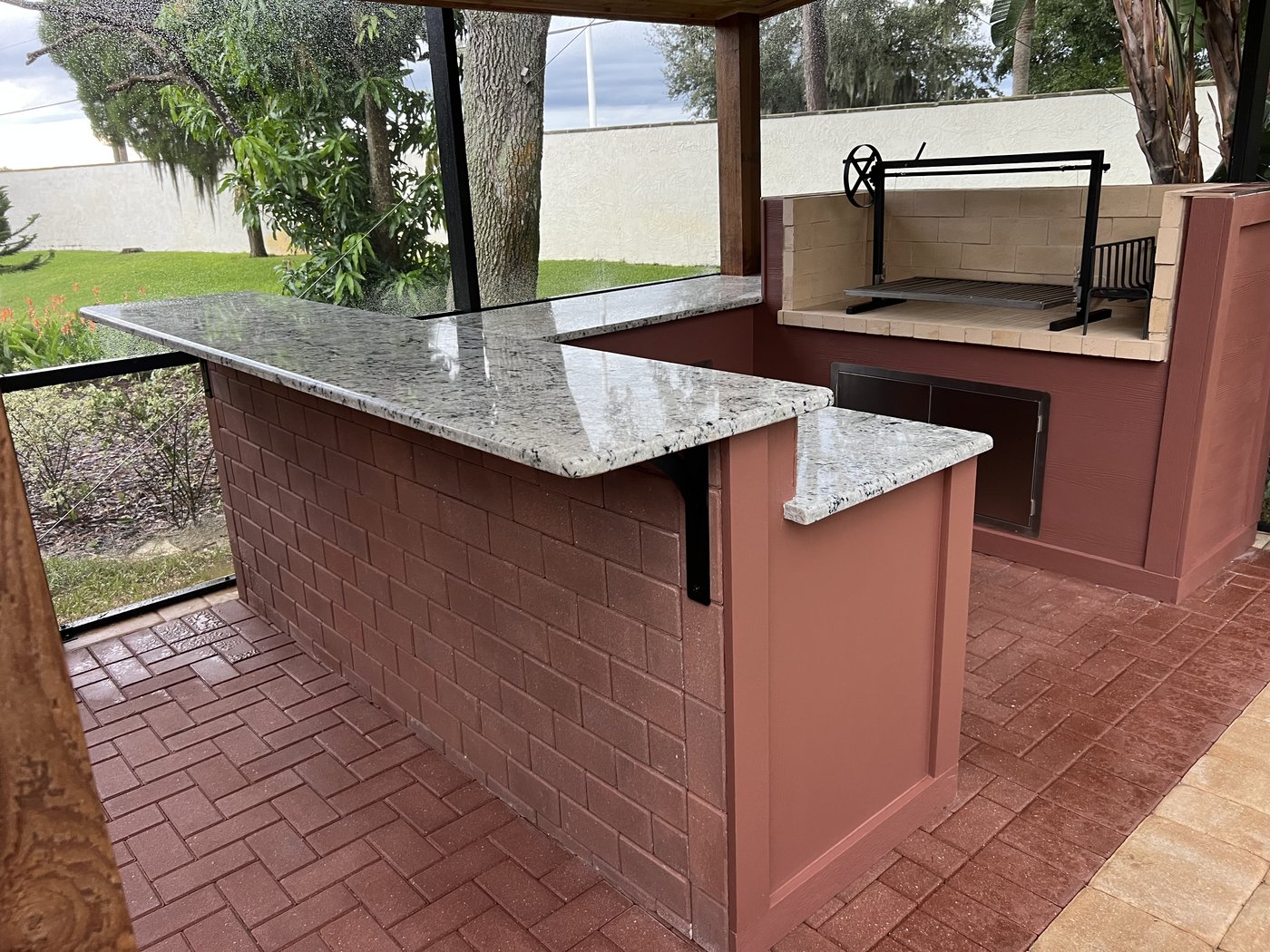 Winter Haven pool and outdoor kitchen: Brick bar with granite counters and built-in grill